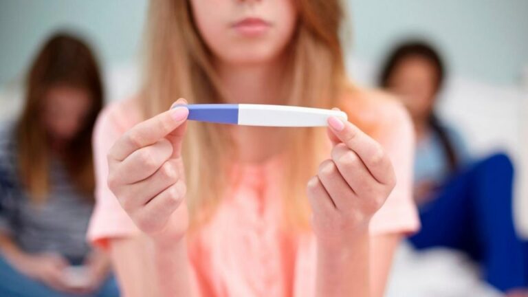 임신테스트기 희미한 두줄 관련 임신테스트기를 들고 바라보는 여성 모습