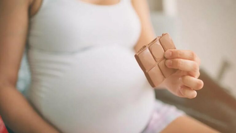임산부가 한손에 초콜렛을 들고 있는 모습