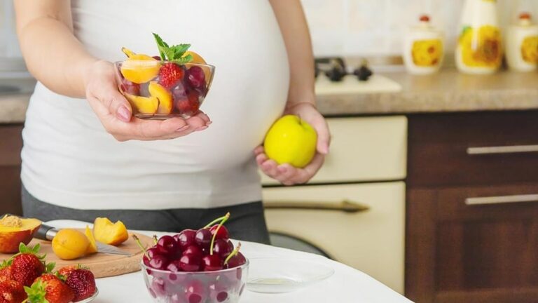 임신부가 다양한 과일을 들고 있는 모습