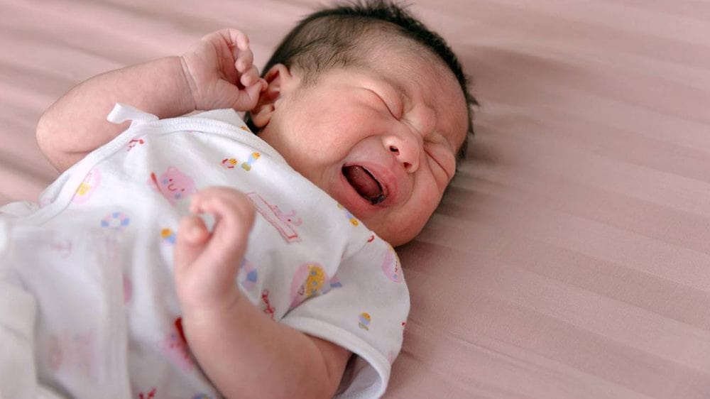 신생아 잠투정 관련 아기가 누워서 울고 있는 모습