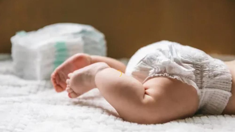 기저귀를 입고 기어가고 있는 아기의 하체 부분 포커싱 이미지