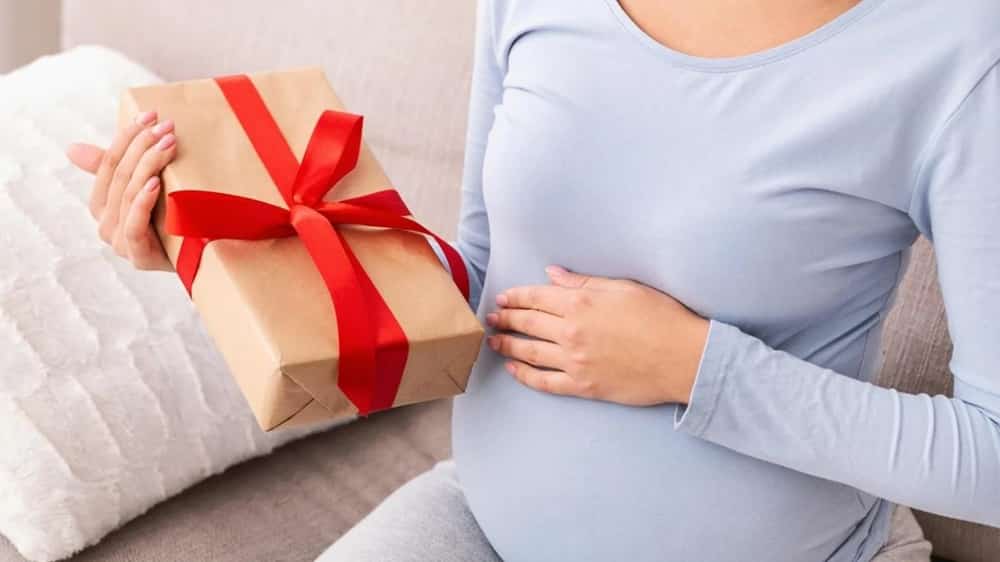 산모 출산 선물 관련 임신부가 선물 상자를 들고 있는 모습