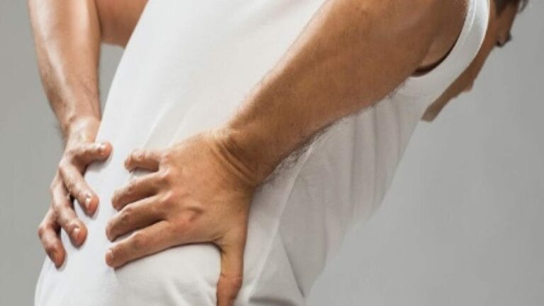 신경통 관련 한 남성이 양손으로 허리를 굽힌 채 등 아래 허리 부분을 양 속으로 잡고 있는 이미지