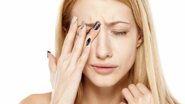 눈떨림 증상 관련 한 여성이 인상을 쓰고 한쪽 손으로 한쪽 눈을 누르고 있는 모습