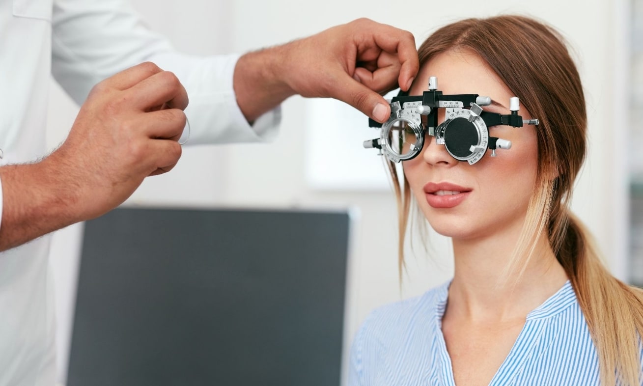 시력측정 안경을 쓰고 안과 검진을 받고 있는 여성 모습