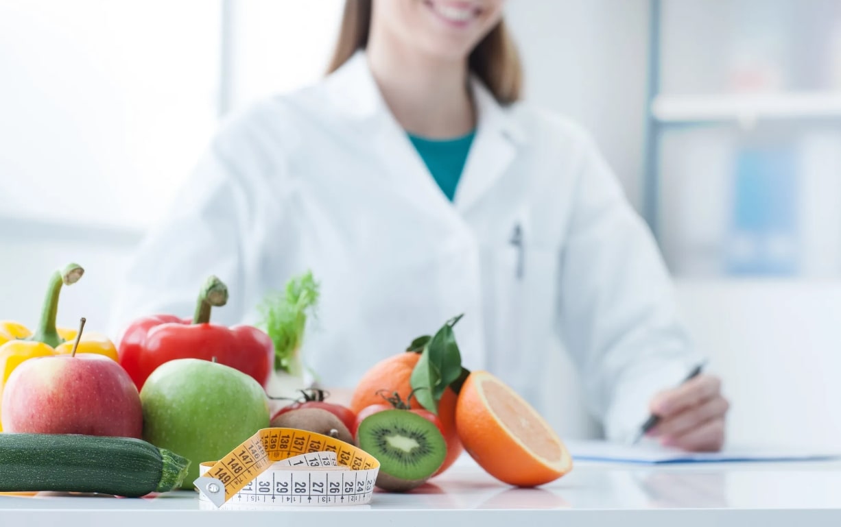 당뇨에 좋은 식단 관련 의사 앞에 다양한 과일들이 놓여진 모습