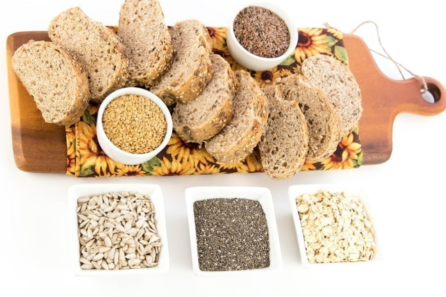 당뇨에 좋은 음식 곡류 관련 곡물빵과 다양한 곡물들이 그릇에 담겨 있는 모습