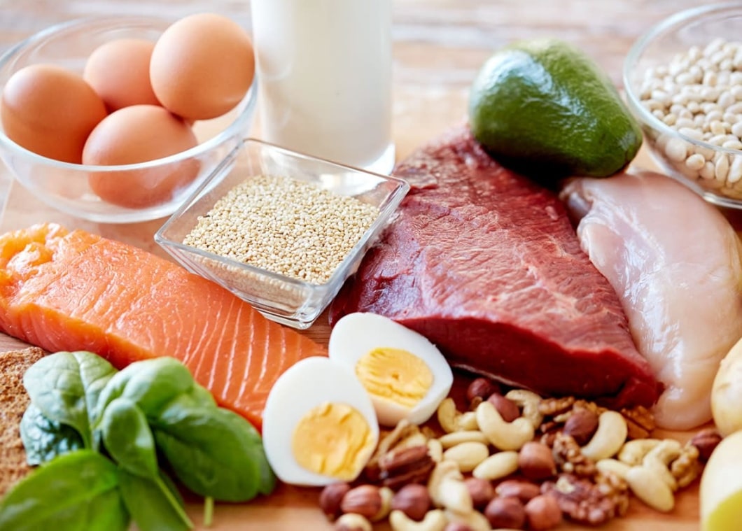 당뇨에 좋은 음식 단백질 관련 쇠고기와 달걀, 연어, 삶은 계란 등이 놓여진 모습