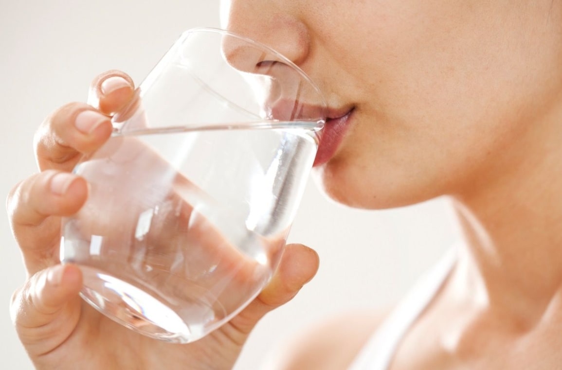 당뇨에 도움이 되는 음식 물 관련 투명한 컵에 물을 마시고 있는 모습