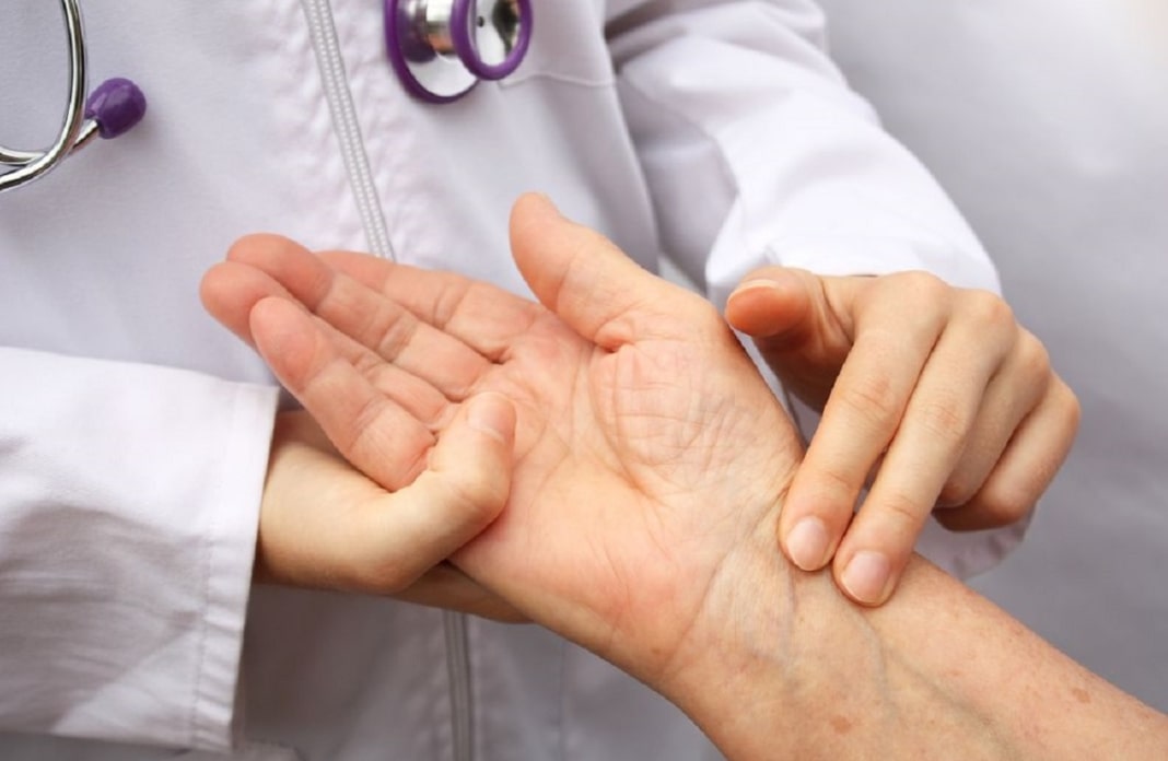 심박수 정상수치 범위 관련 의사가 손목 맥박을 진맥하고 있는 모습