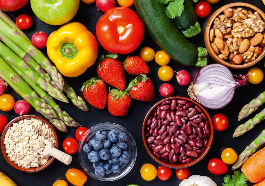 천식에 좋은 음식 항산화 작용을 하는 식품 블루베리와 파프리카, 딸기 등이 가득 놓여진 이미지