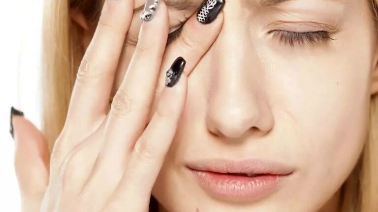 눈 밑 부음 관련 한쪽 눈을 손으로 비비고 있는 여성 모습