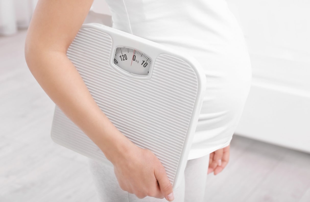 임산부 체중증가 관련 체중계를 들고 있는 임산부 모습