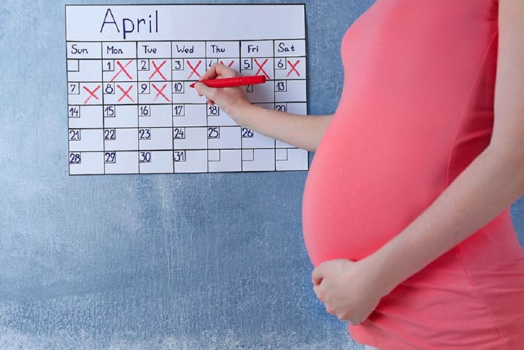임산부 체중증가 관련 달력에 X표를 치고 있는 임산부 모습