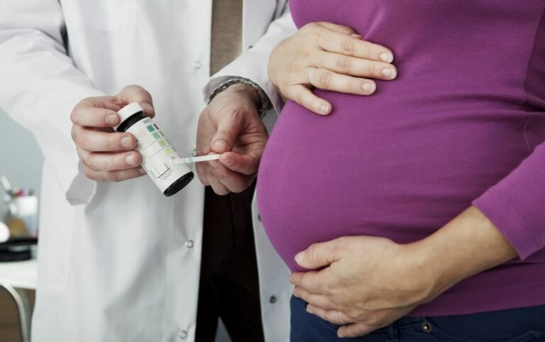 임산부 단백뇨 관련 임산부 앞에서 의사가 소변검사 키트를 들고 있는 모습