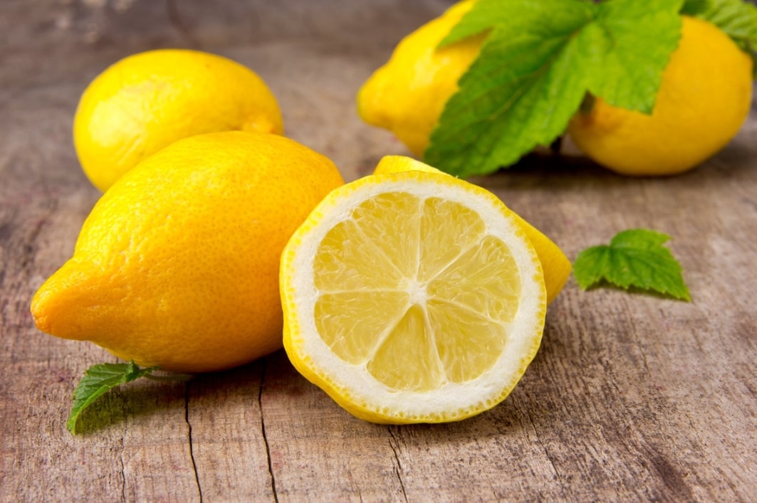 레몬과 잘라진 레몬이 놓여진 이미지