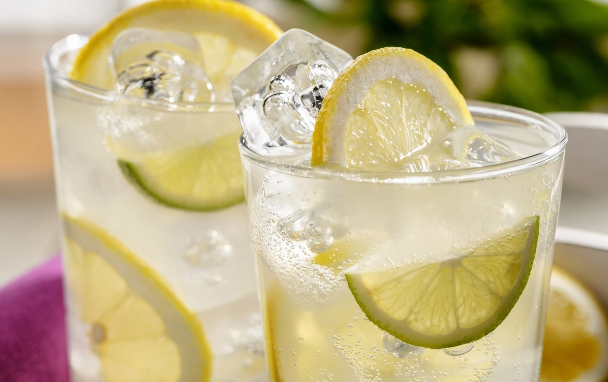 얼음컵에 레몬이 담겨 있는 레몬에이드 이미지