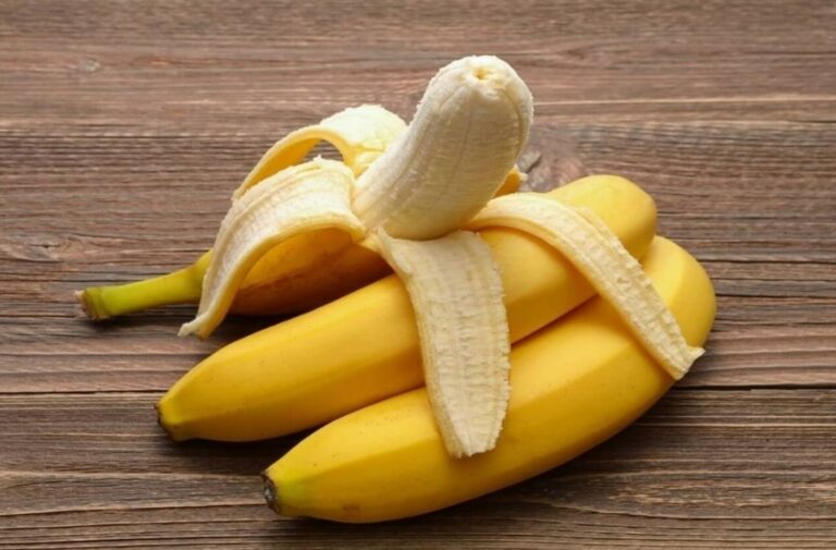 임산부 바나나 섭취 관련 바나나 두개와 껍질 반쯤 깐 바나나 하나가 놓여진 모습