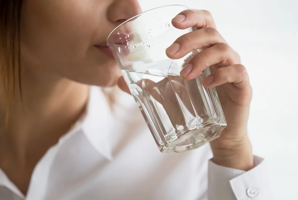 투명한 물컵에 있는 물을 마시는 모습