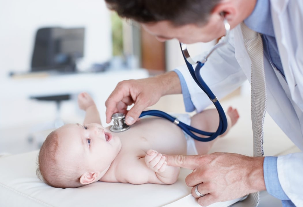 신생아 가래소리 원인 관련 의사가 청진기로 아기 심박 소리를 듣고 있는 모습